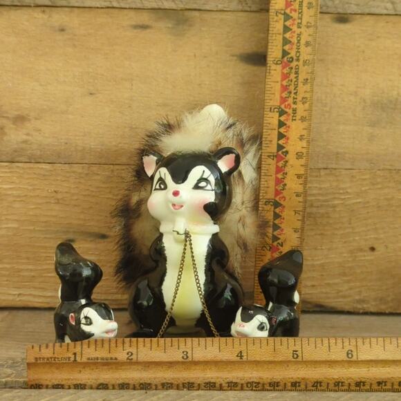 Vtg 1950s Kitschy Anthropomorphic Chained Skunk Family Mom with Fur and Babies - Picture 10 of 10